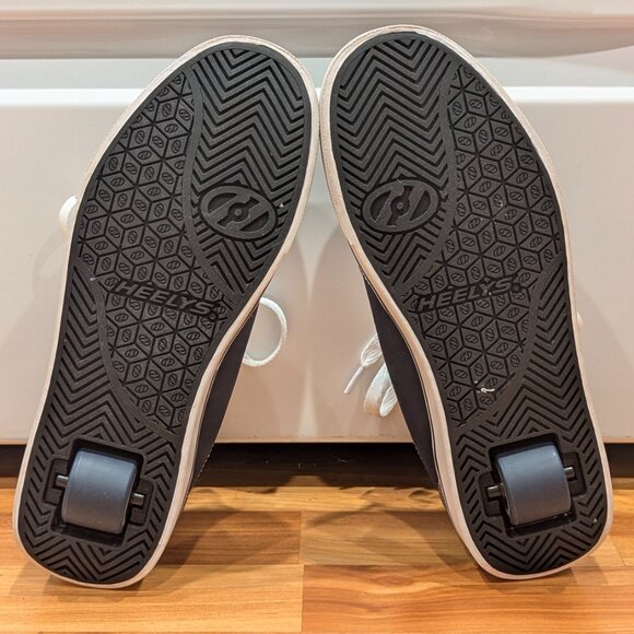 Heelys Wheeled Shoe - Picture 2 of 6